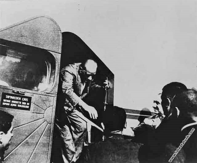 Mustafa Kemal Atatürk, İstanbul Yeşilköy Havaalanı'nda incelediği bir uçaktan inerken. (06.09.1937)