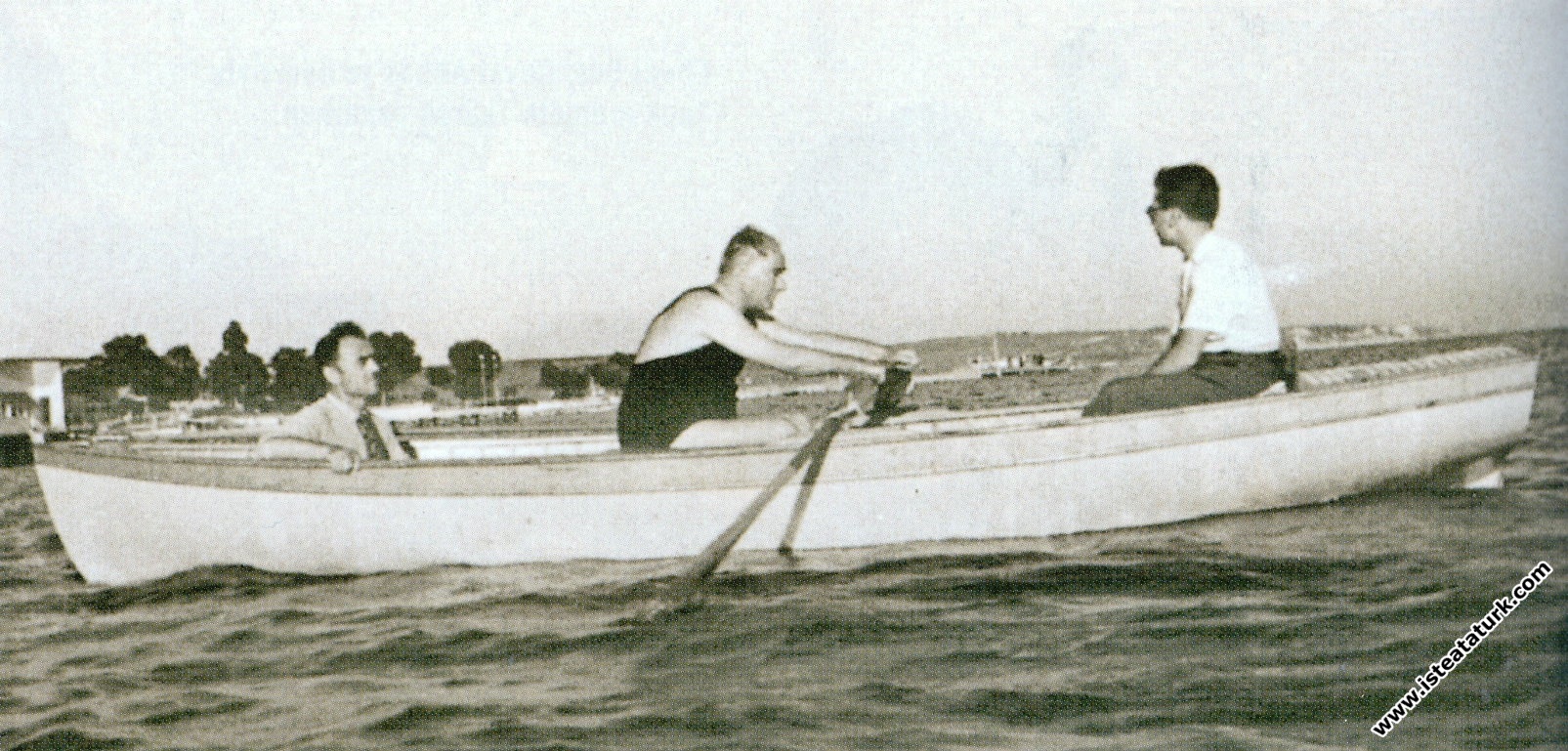 Mustafa Kemal Atatürk, İstanbul Florya'da kürek çe...