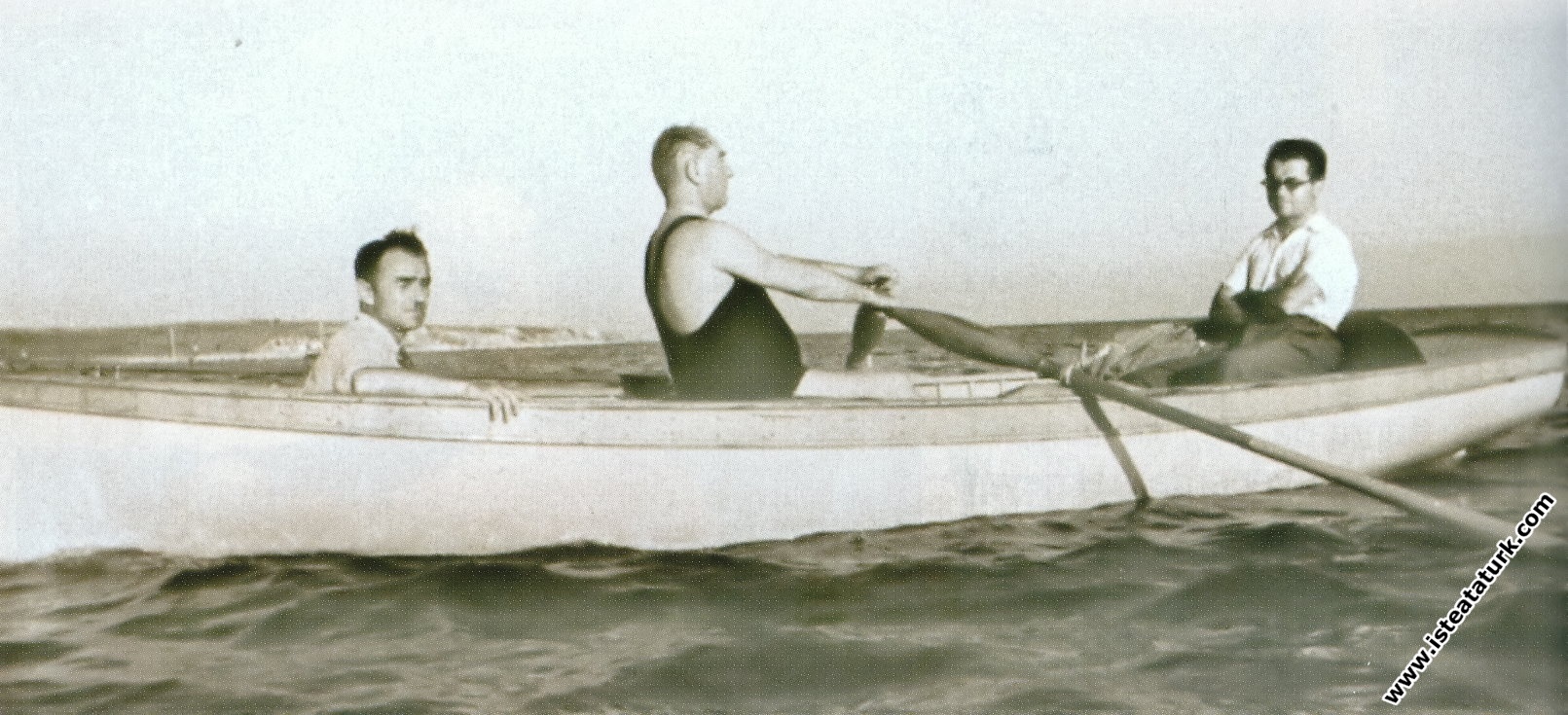 Mustafa Kemal Atatürk, İstanbul Florya'da kürek çe...