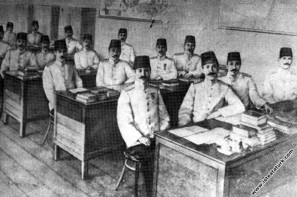 Mustafa Kemal İstanbul Harp Akademisi'nde sınıf arkadaşlarıyla. (1902-1905)
