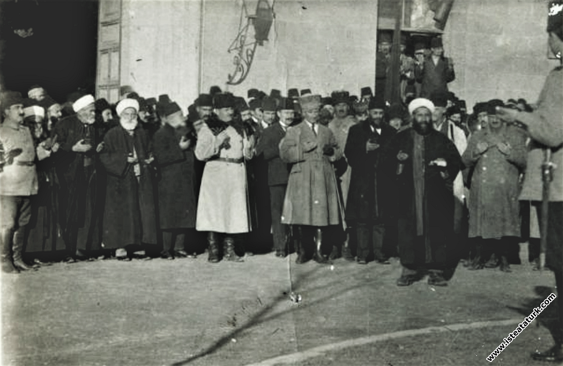 Ankara Vilayet Konağı kapısı önünde. (27.12.1919)...