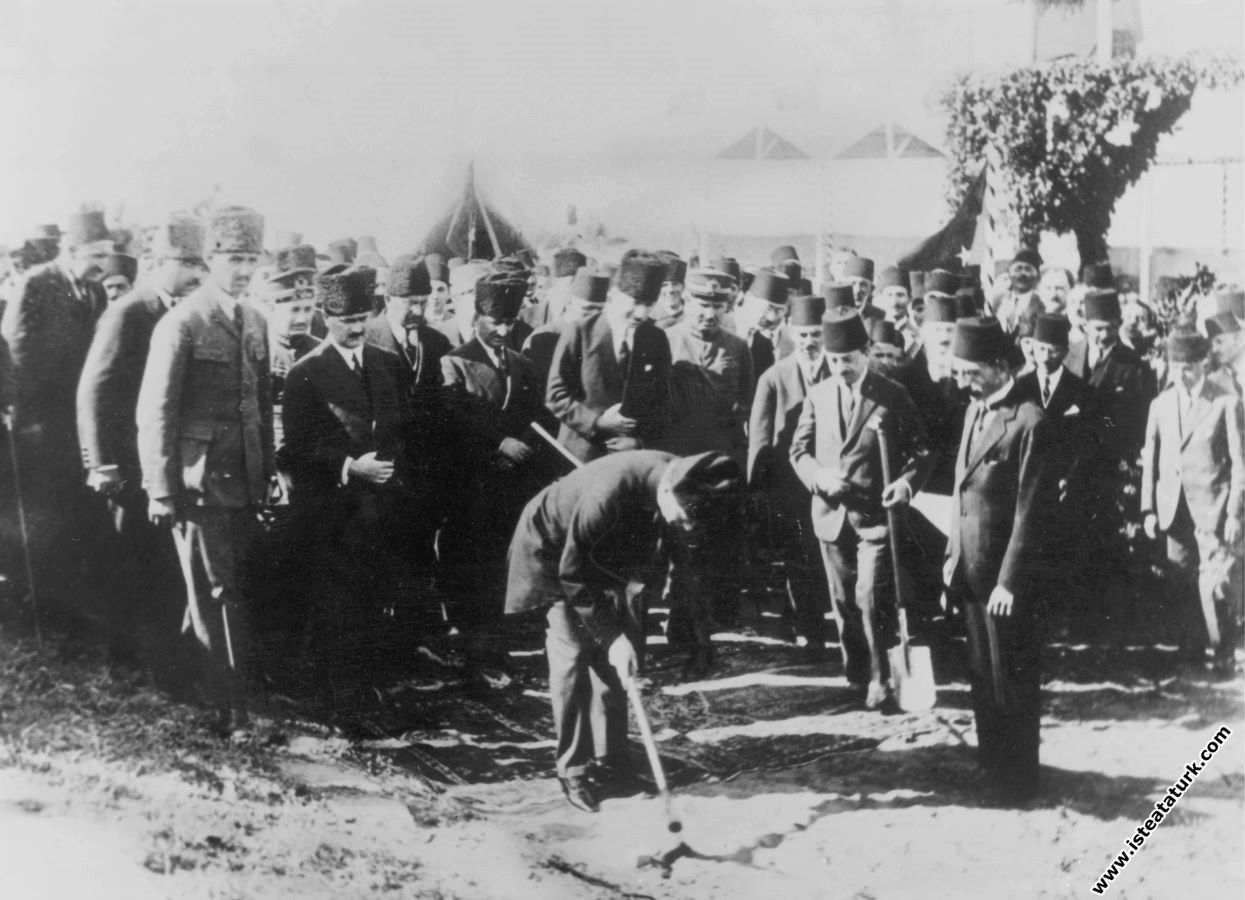 Mustafa Kemal Atatürk hitting the first digging that started Samsun Çarşamba Railway Construction. (21.09.1924)