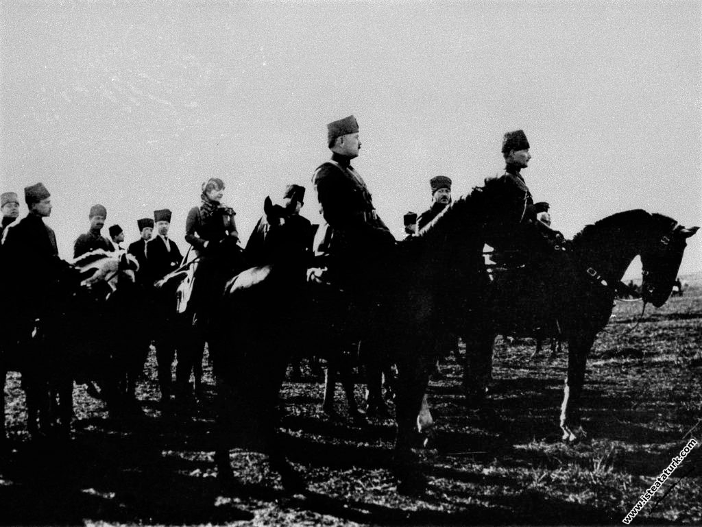 Başkomutan Mustafa Kemal Paşa, Akhisar Çiftlik İstasyonu civarında yapılan Süvari Kolordusu Tatbikatı’nda. (4 Şubat 1923)