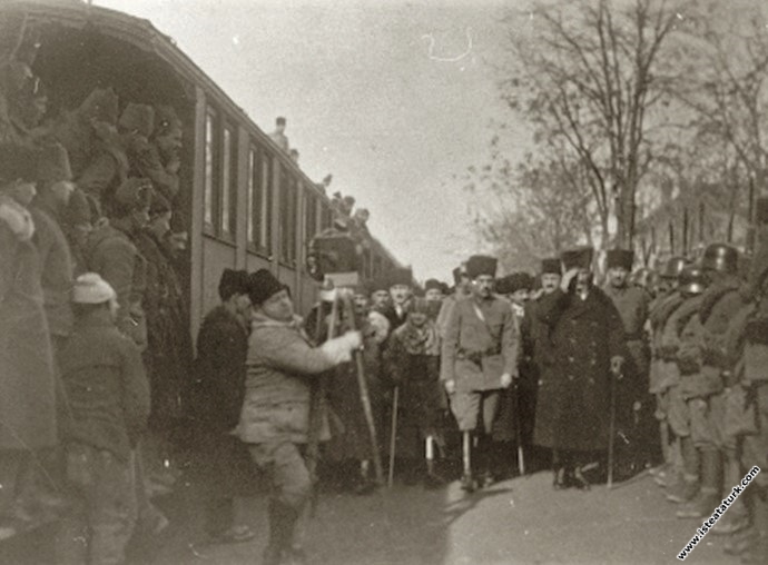 Başkomutan Mustafa Kemal Paşa, Uşak'ta istasyonda....