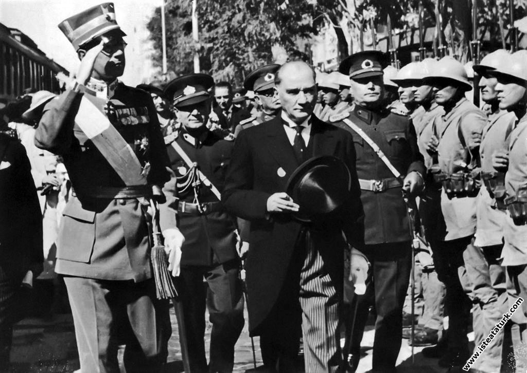 Mustafa Kemal Atatürk'ün İsveç Veliahtı Gustav Adolf'u Ankara İstasyonu'nda törenle karşılaması. (03.10.1934)