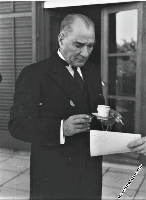 Mustafa Kemal Atatürk İsveç Elçiliği'nde verilen r...