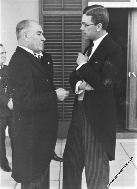 Atatürk, İsveç  Veliahtı Gustav Adolf'la, İsveç El...