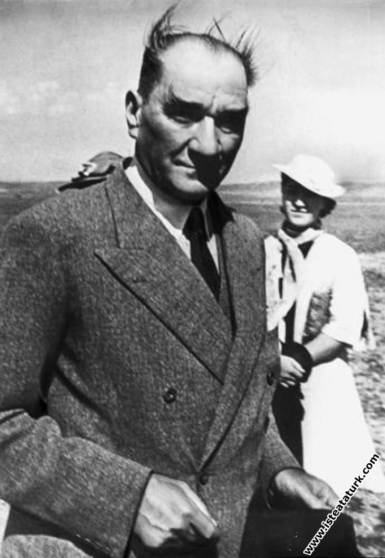 Mustafa Kemal Atatürk Dersim Hava Harekatı'nın bitmesini beklerken. (30.04.1937)