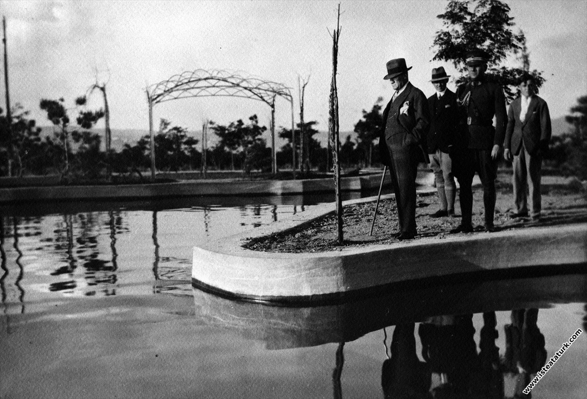 Mustafa Kemal Atatürk, Gazi Orman Çiftliği'nde Mar...