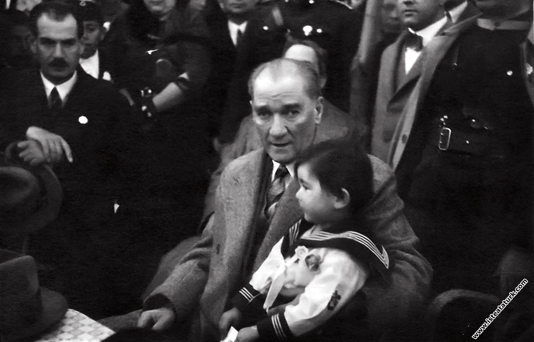 Atatürk, Gazi Çiftliği'nin 10. kuruluş yıl dönümün...