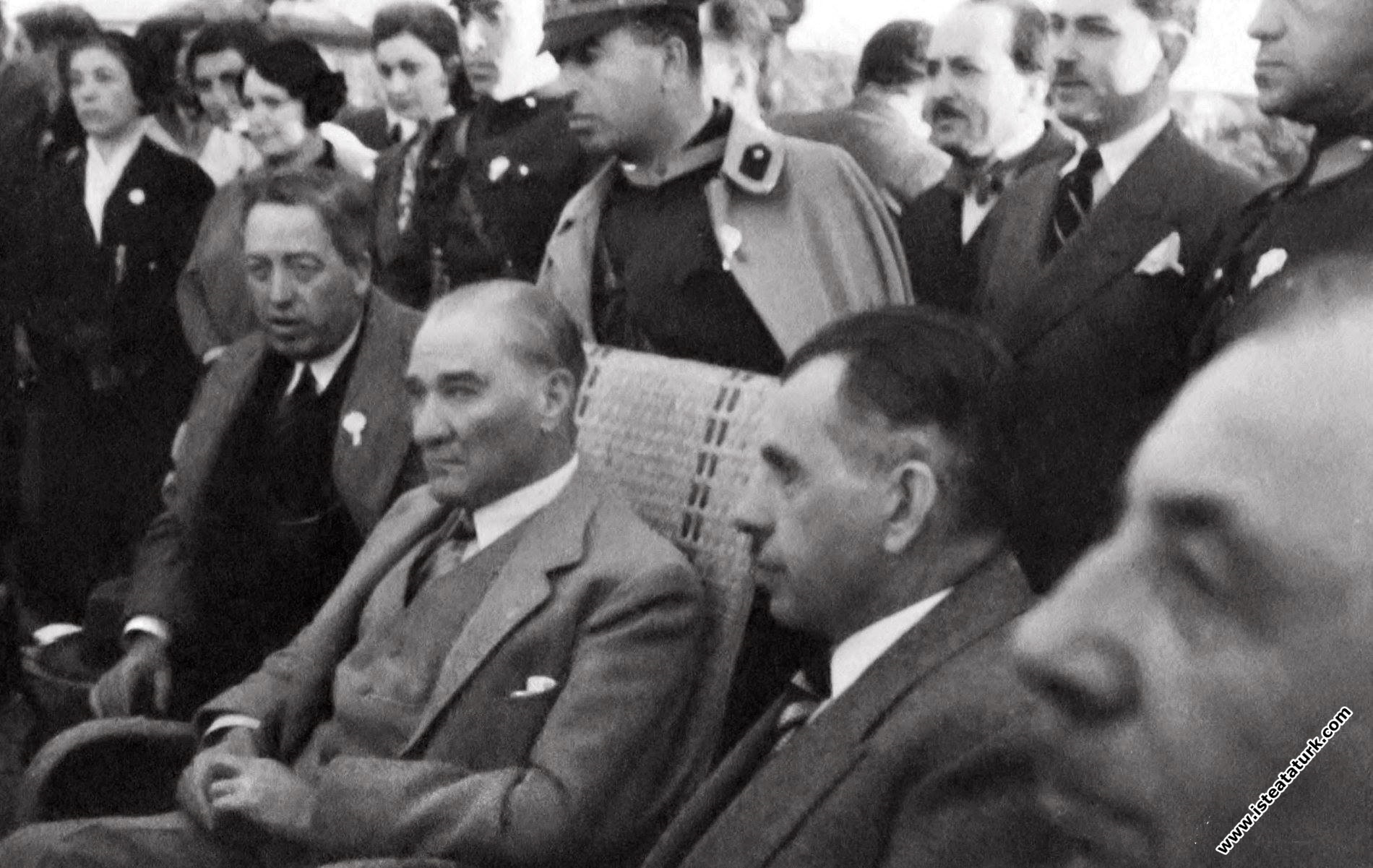 Atatürk, Gazi Çiftliği'nin 10. kuruluş yıl dönümün...