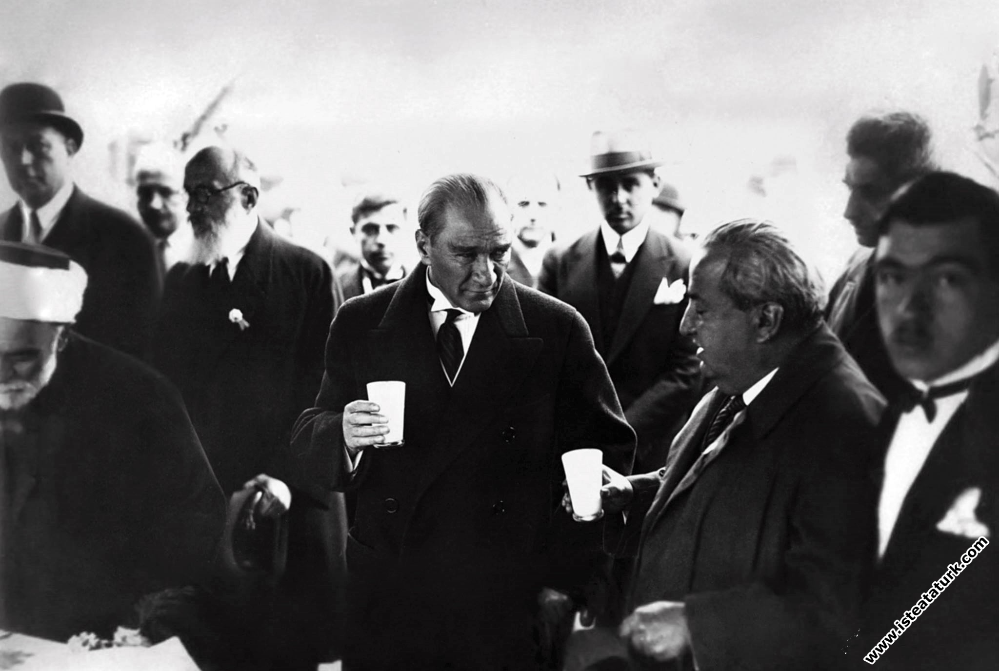 Atatürk Gazi Orman Çiftliği'nin kuruluş yıldönümünde Yunus Nadi ile ayran içerken. (05.05.1930)