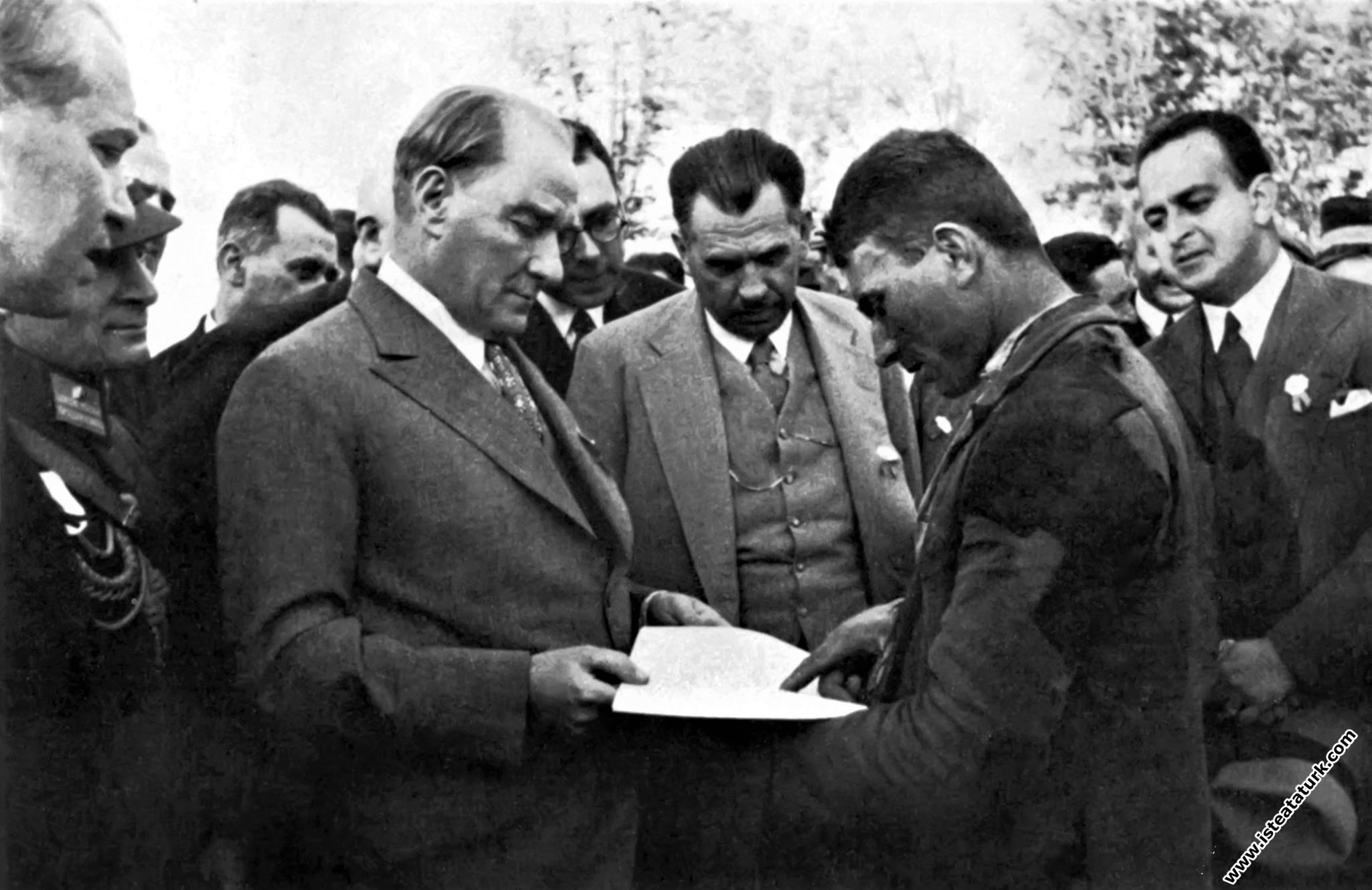 Atatürk Gazi Orman Çiftliği'nde köylü bir gence soru sorarken. (25.05.1933)