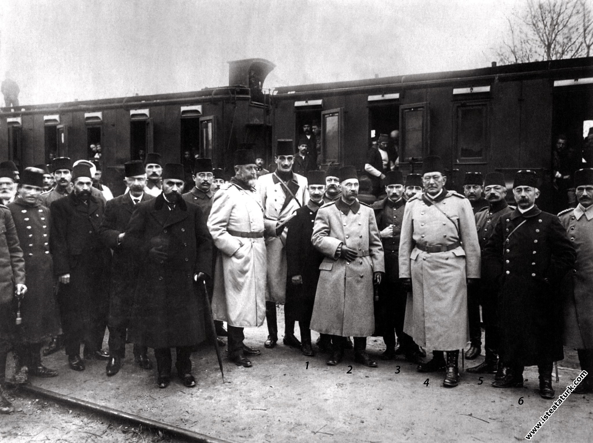 Mustafa Kemal yerli ve yabancı askeri heyetlerle M...