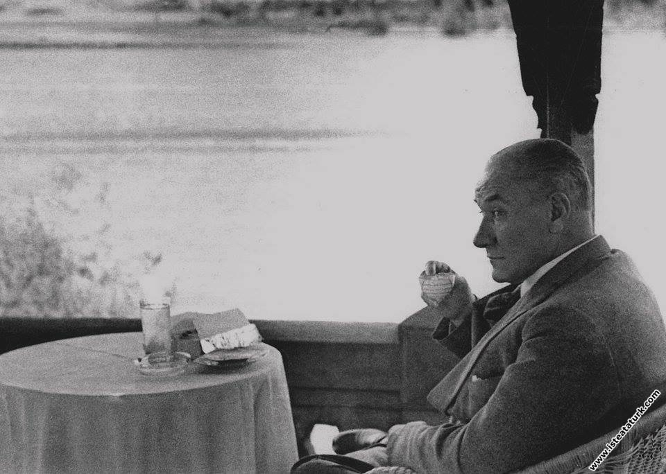 Mustafa Kemal Atatürk Adana Ulus Parkı'nda dinleni...