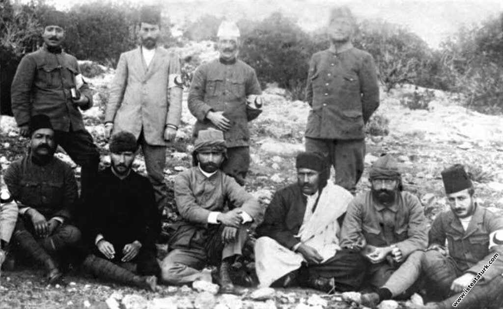 Derne'de asker ve sıhhiyeci arkadaşlarıyla. (1912)...