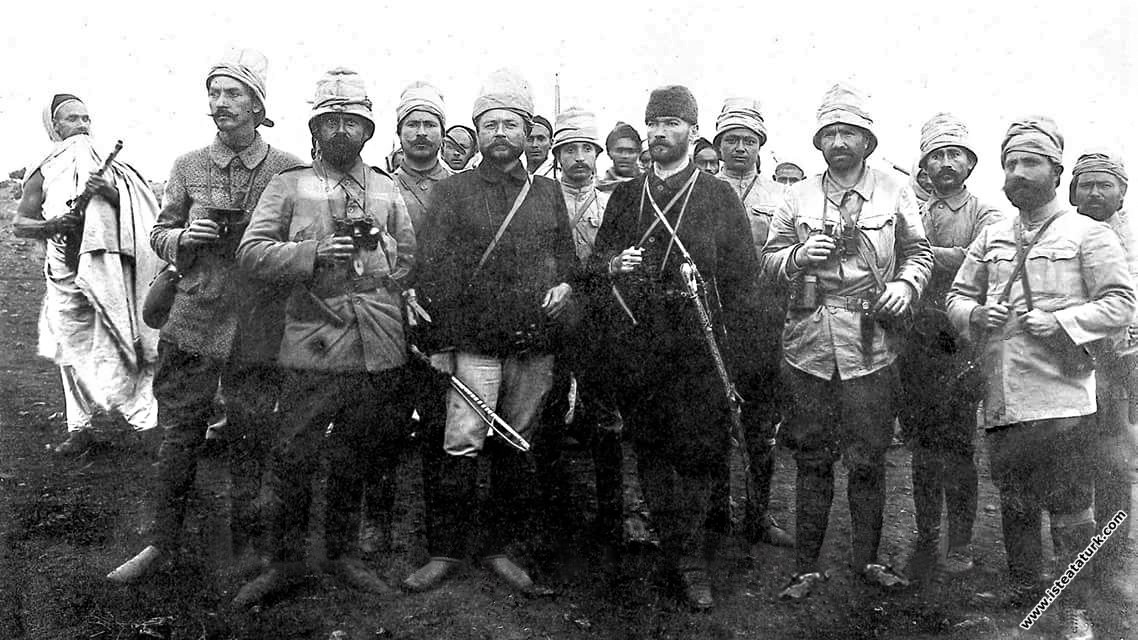 Derne Komutanı Kurmay Binbaşı Mustafa Kemal silah ...