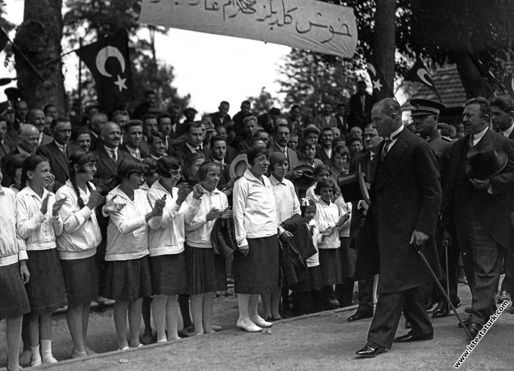 Mustafa Kemal Atatürk İzmit'te öğrencileri selamlarken. (01.07.1927)