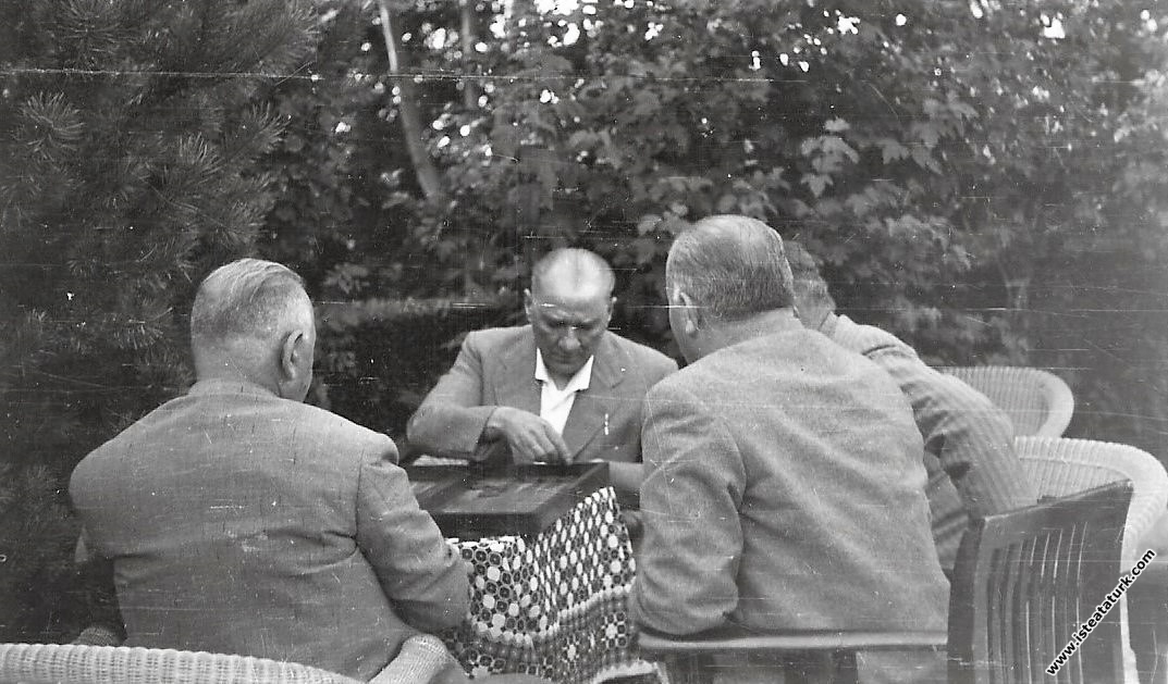 Mustafa Kemal Atatürk Yalova'da Salih Bozok'la tav...
