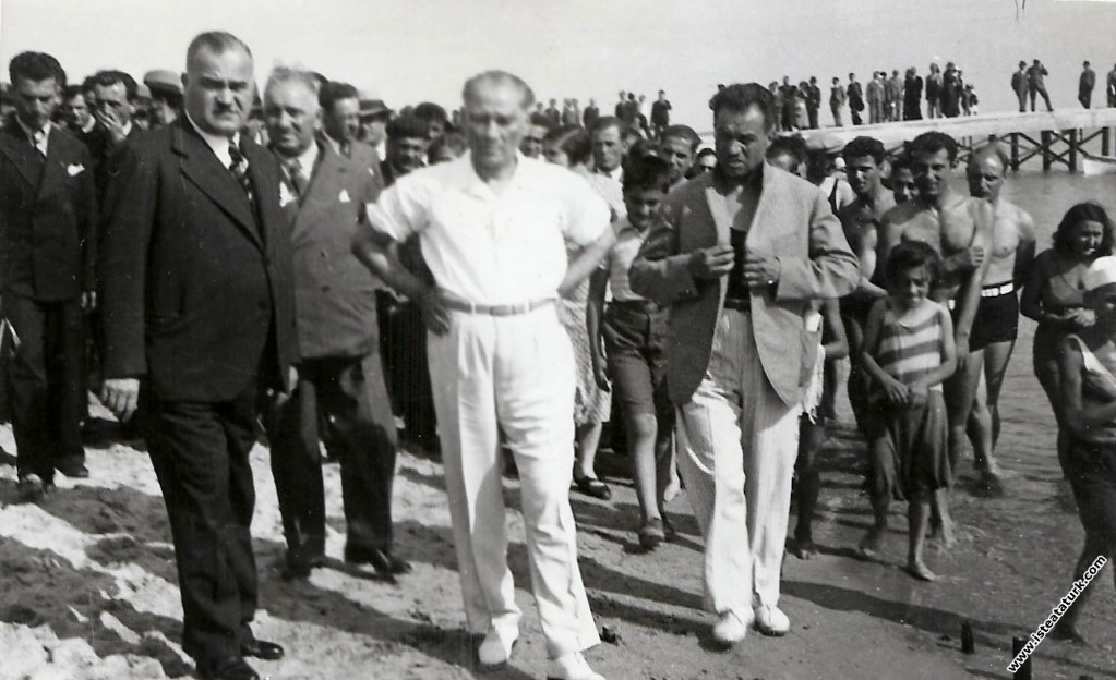 Mustafa Kemal Atatürk Florya'da, halk ve çok sevdi...