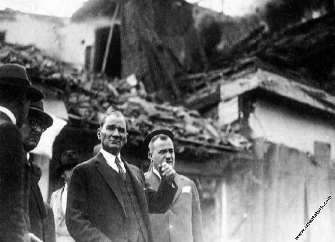 President Mustafa Kemal Atatürk conducts inspections after the Ankara Tahtakale fire. (18-19.07.1929)