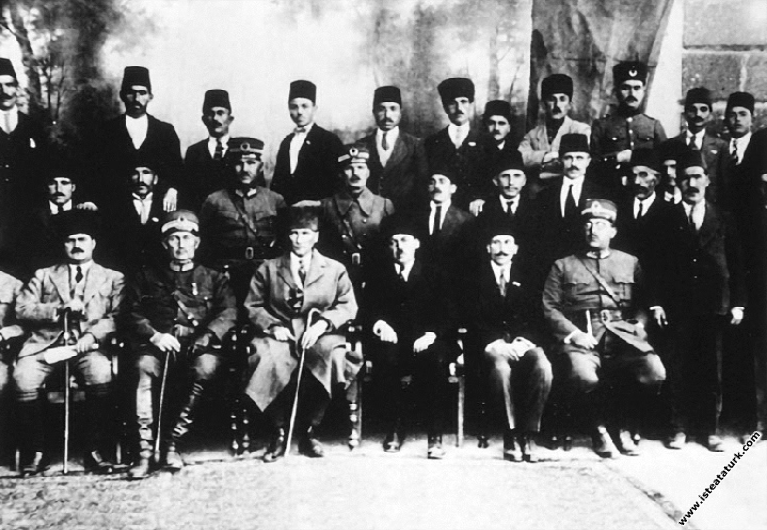 Mustafa Kemal Paşa, Erzurum'da lise öğretmenleriyl...