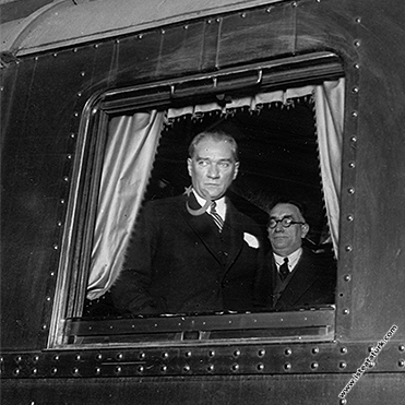 Mustafa Kemal Atatürk'ün özel treniyle, Haydarpaşa...