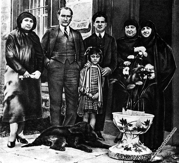 Mustafa Kemal Paşa, yakınları ve misafirleriyle birlikte, Ankara. (23.05.1923)