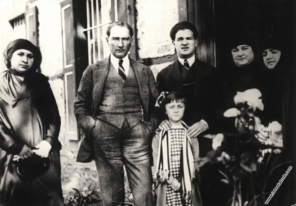 Mustafa Kemal Paşa, yakınları ve misafirleriyle birlikte, Ankara. (23.05.1923)