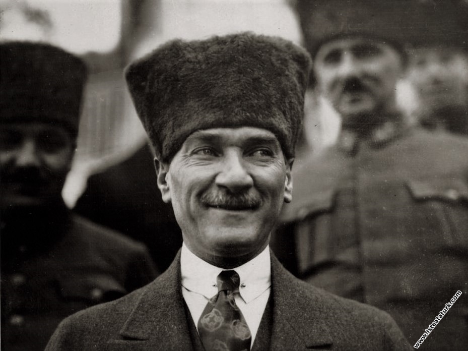 Mustafa Kemal Paşa Uşakizade Köşkü'nün önünde. İzm...
