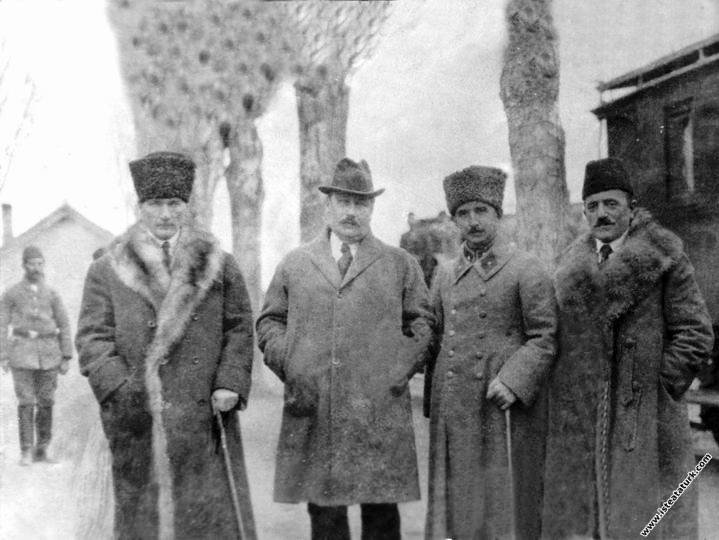 Mustafa Kemal Paşa, İsmet İnönü ve Dışişleri Bakan...