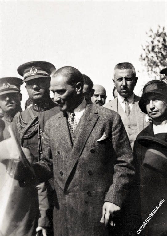 Şapka İnkılabı'ndan sonra İzmir'de. (11.10.1925)...