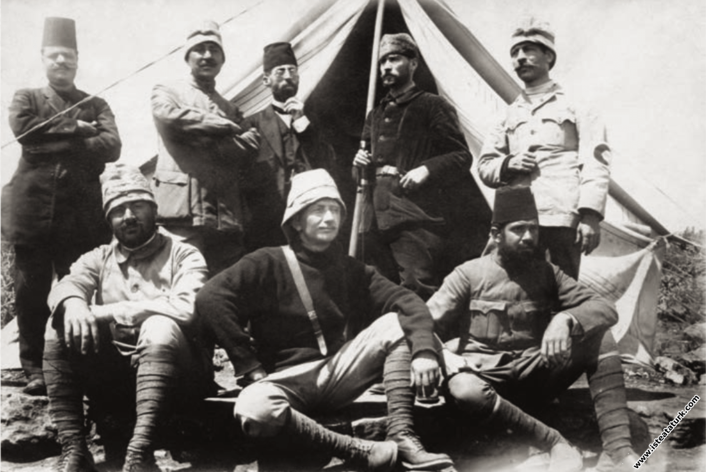 Kurmay Binbaşı Mustafa Kemal Derne'de Hilal-i Ahmer çadırının önünde silah arkadaşlarıyla. (1912)