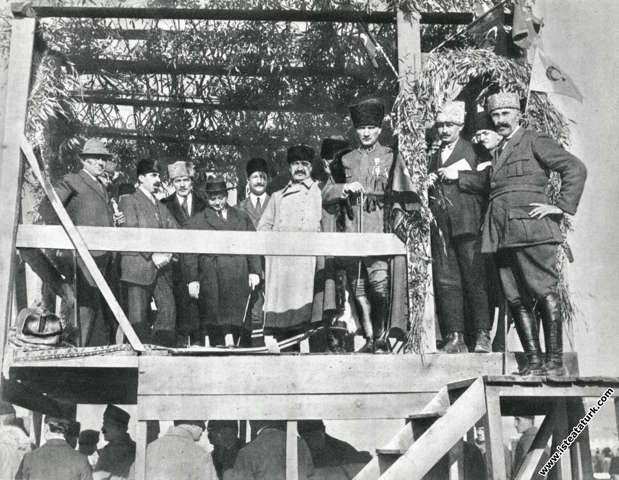 Başkomutan Mustafa Kemal Paşa, Ankara Hipodrom'da,...