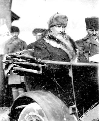 Mustafa Kemal Paşa yanında yaveri Salih Bozok Bey olduğu halde Ankara İstasyon Binası'nın önünden cepheye hareket ederken. (10.02.1921)