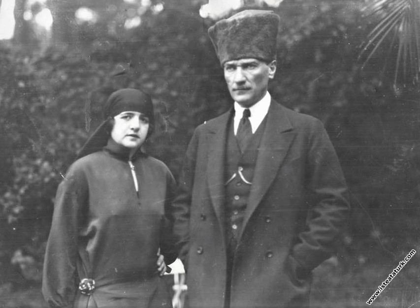Başkomutan Mustafa Kemal, Uşakizade Köşkü'nün bahç...
