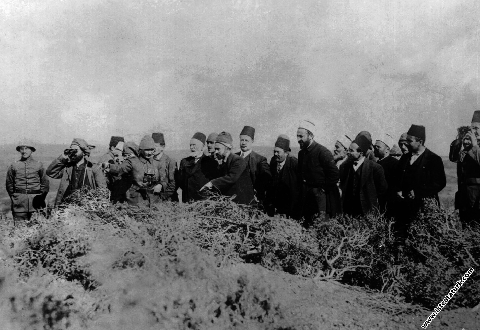 Mustafa Kemal, Çanakkale siperleriyle ilgili bilgi verirken. (03.11.1915)