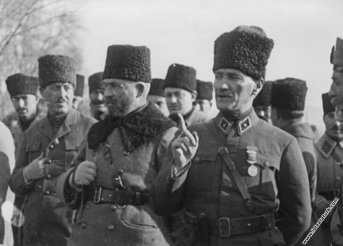 Başkomutan Mustafa Kemal, beraberindeki komutanlar...