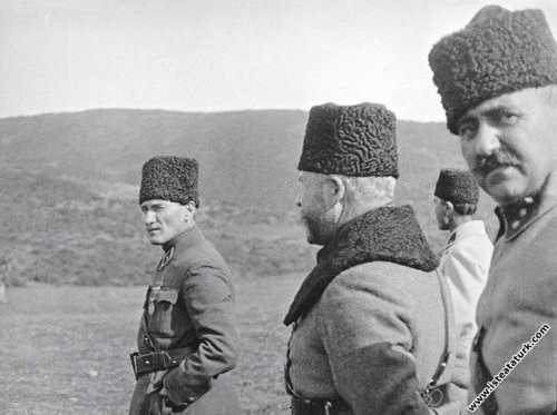 Başkomutan Mustafa Kemal, beraberindeki komutanlar...