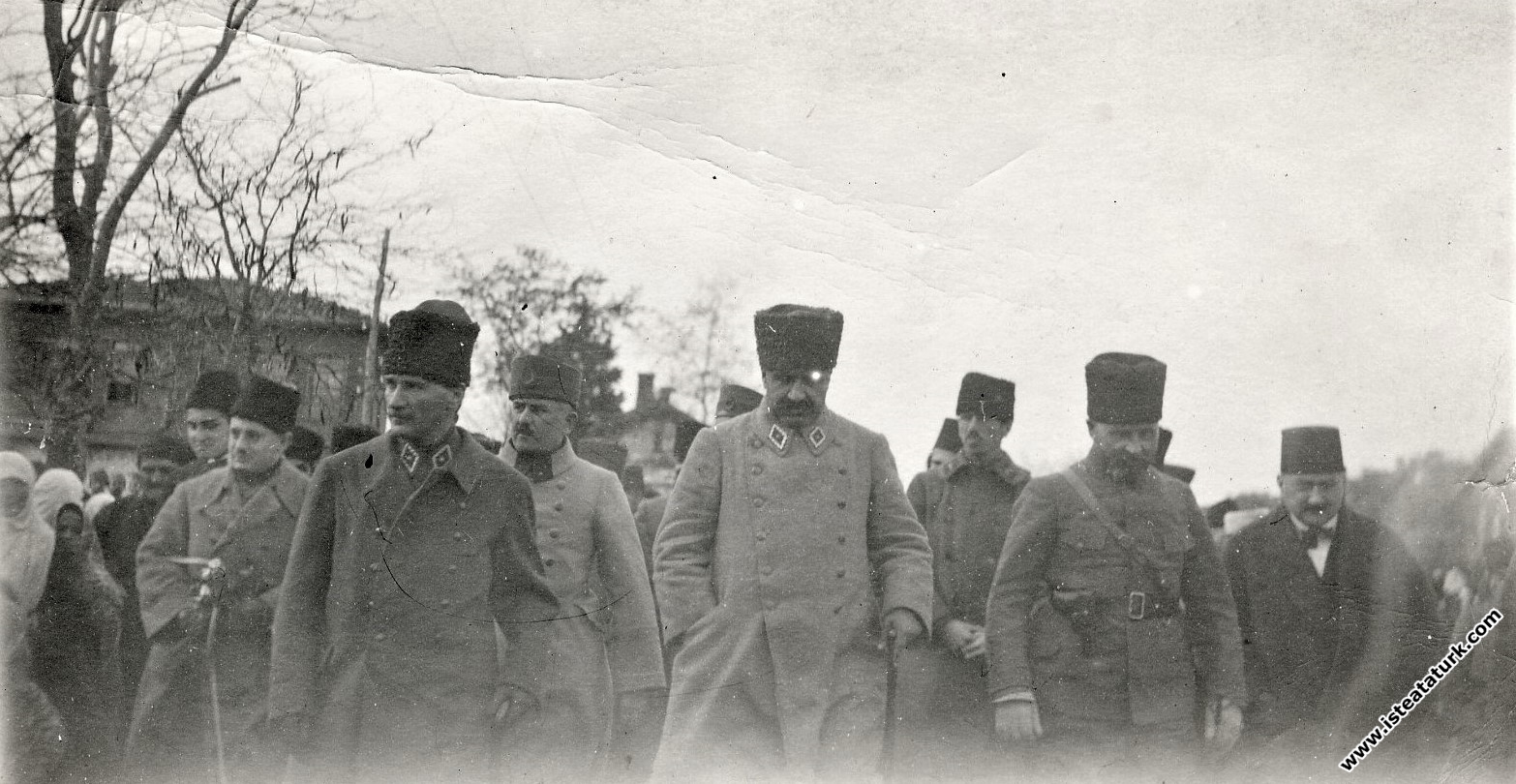 Başkomutan Mustafa Kemal ve beraberindeki komutanl...