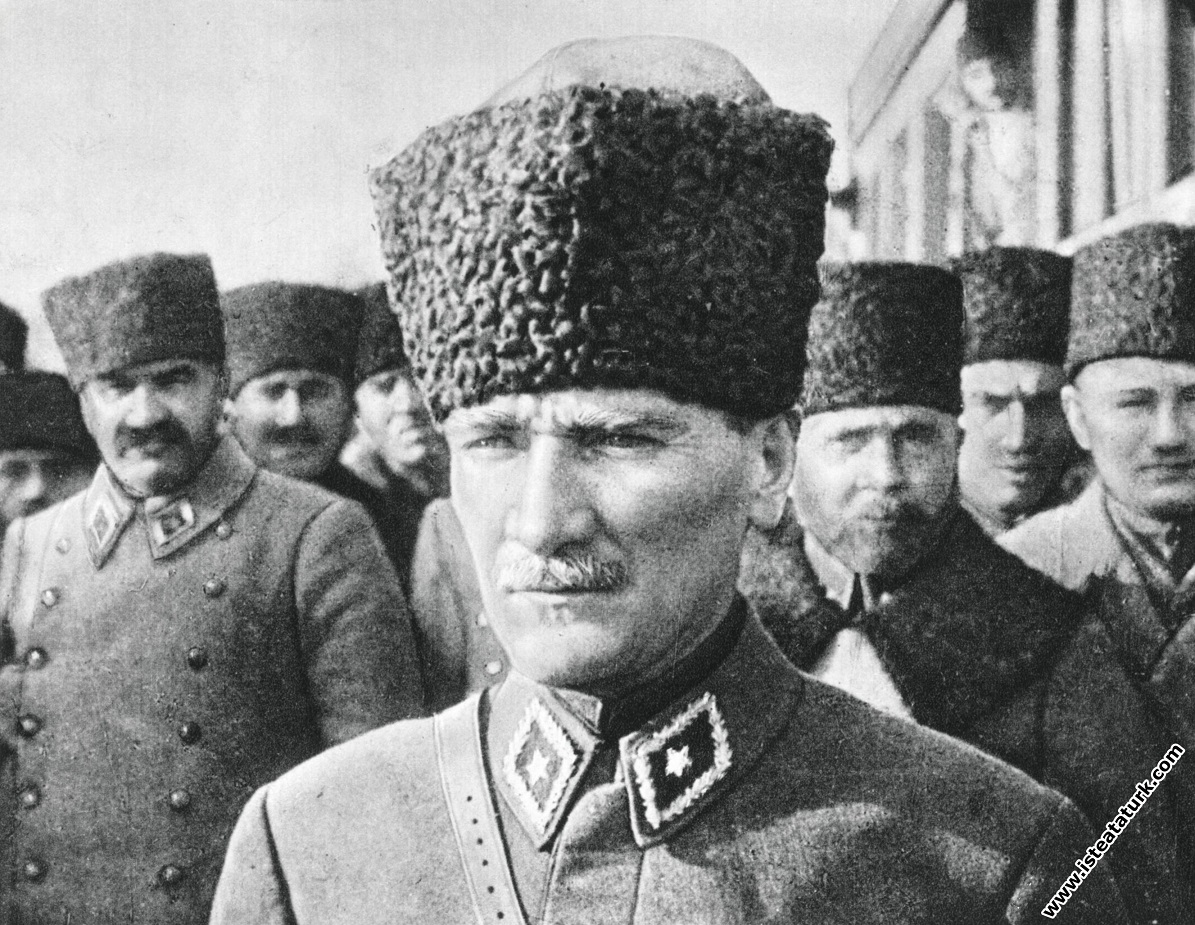Başkomutan Mustafa Kemal, Mareşal Fevzi Çakmak ve ...
