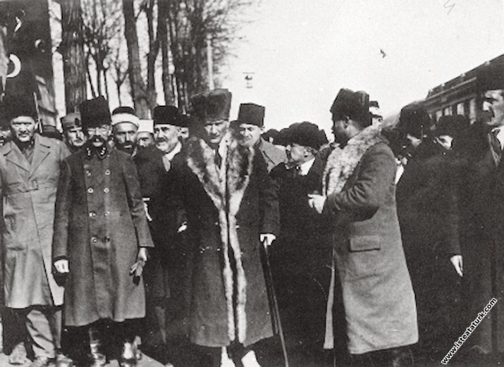 Başkomutan Mustafa Kemal, İzmir'e annesinin mezarı...