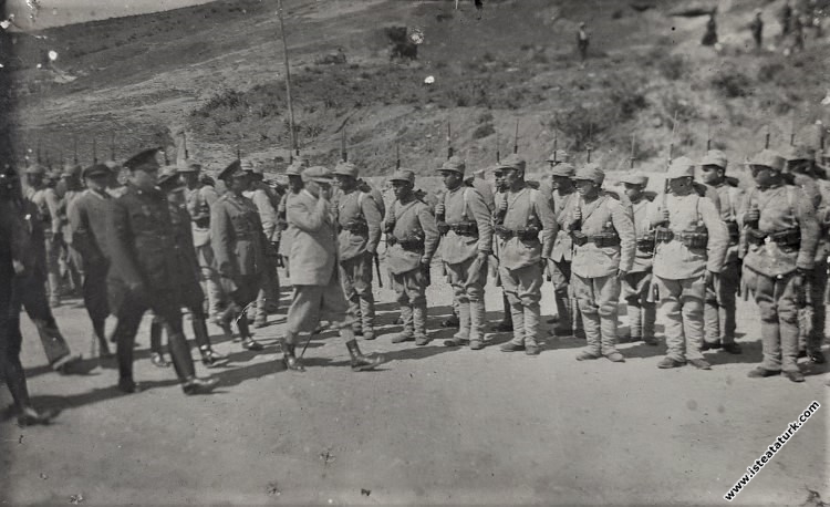 Mustafa Kemal Atatürk, Bergama'da askeri birlikler...