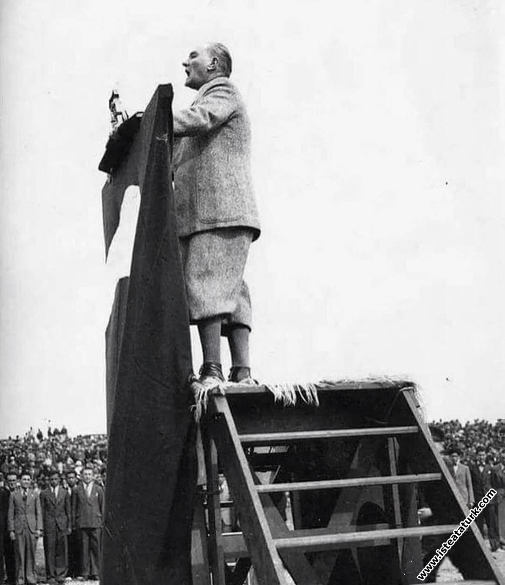 Mustafa Kemal Atatürk Etimesgut Türk Kuşu’nun açılış konuşmasını yaparken, Ankara. (03.05.1935)