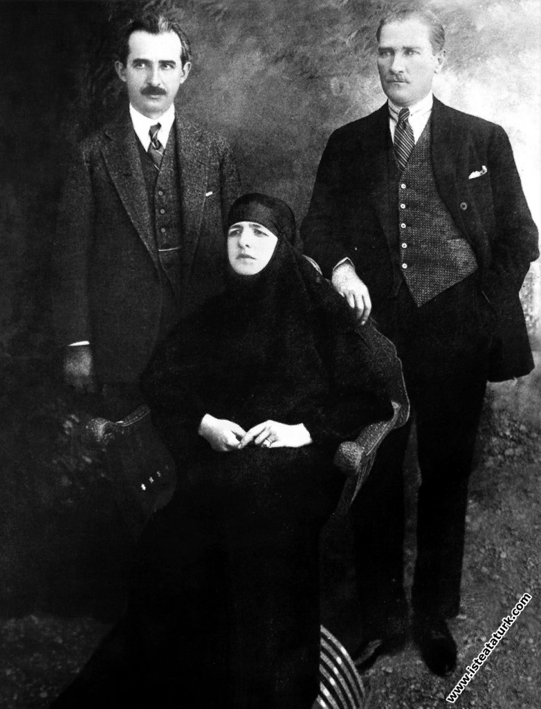 Cumhurbaşkanı Mustafa Kemal, eşi Latife Hanım ve İ...