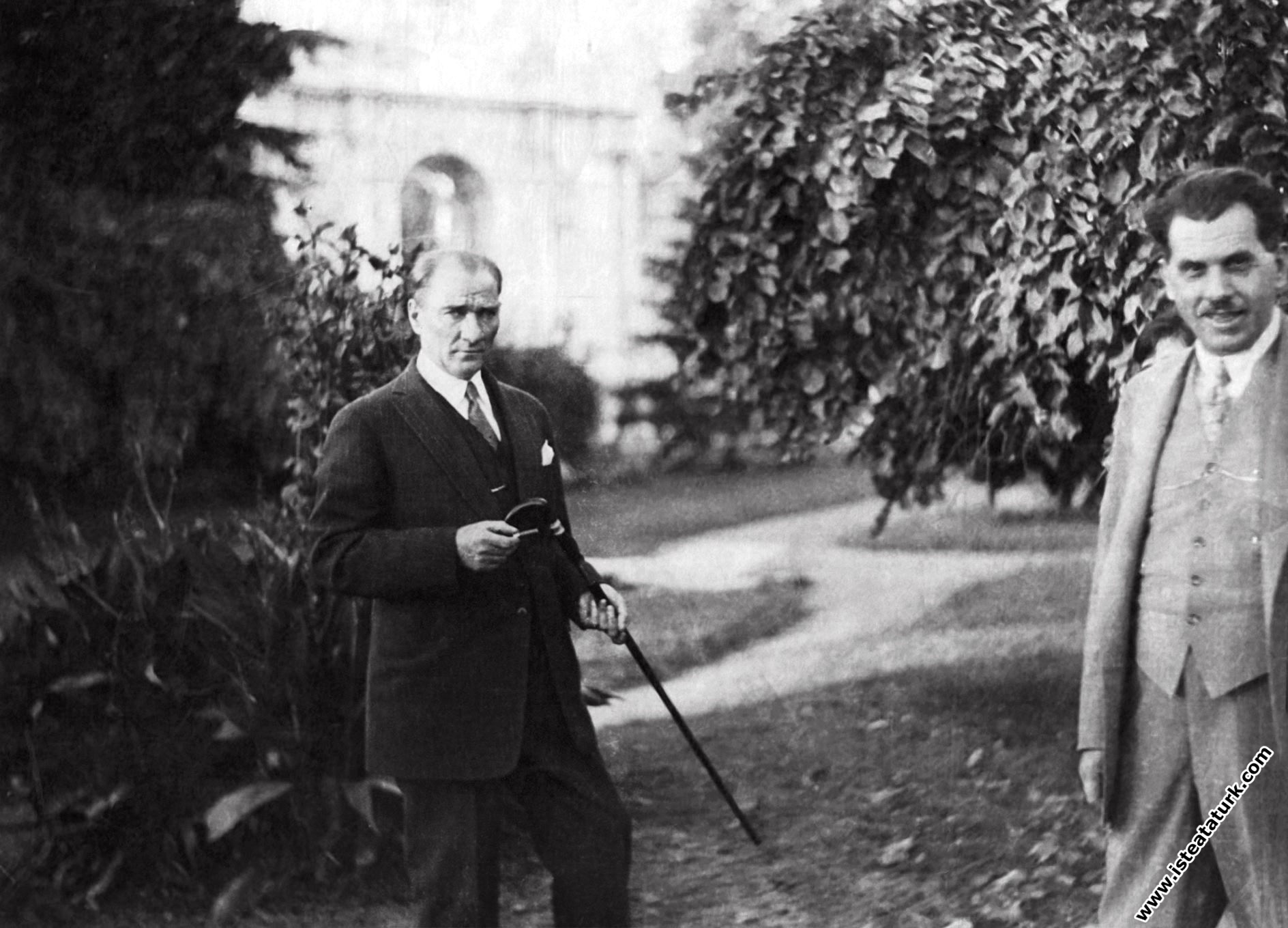 Mustafa Kemal Atatürk Dolmabahçe Sarayı'nda kendis...