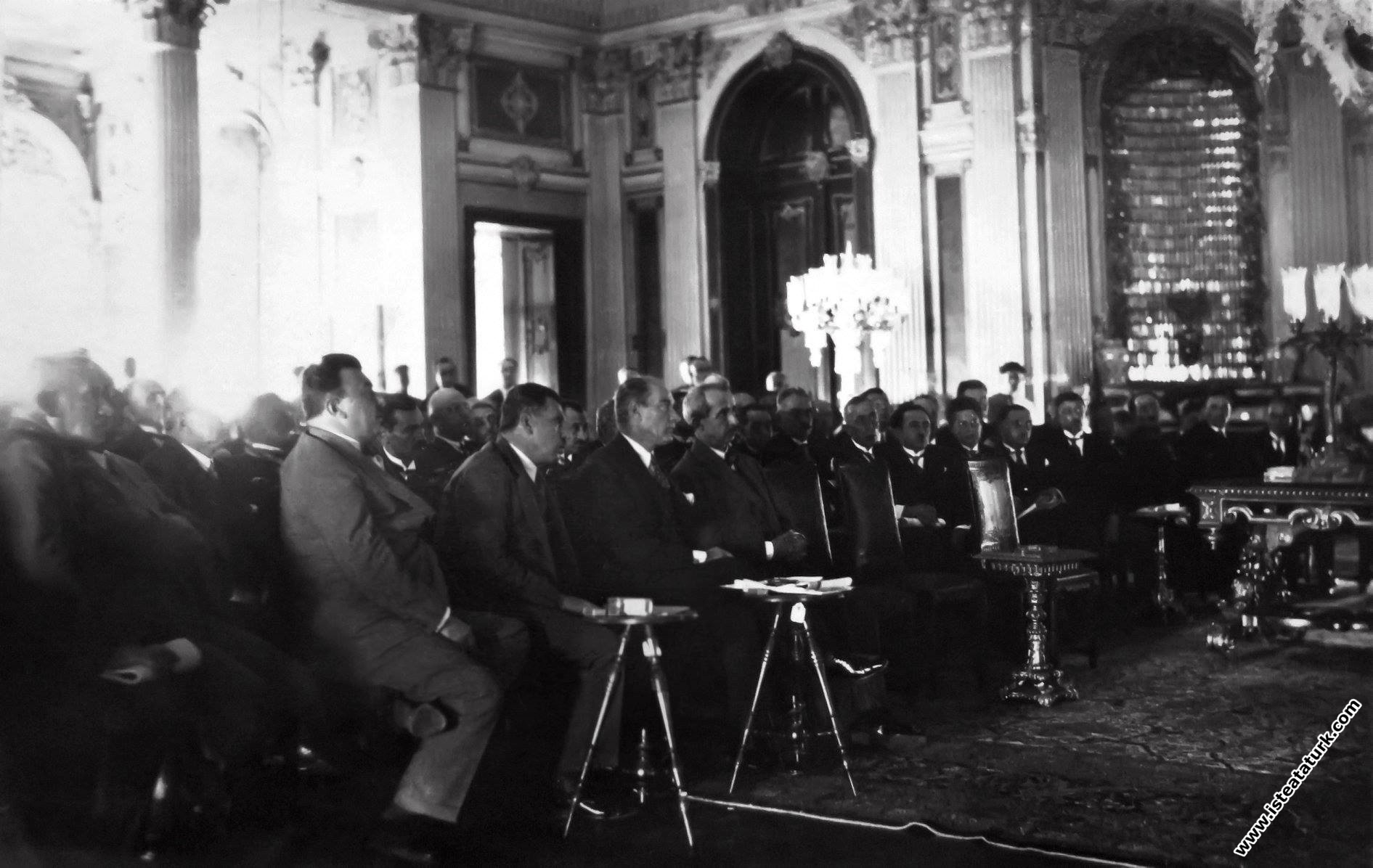 Mustafa Kemal Atatürk Dolmabahçe Sarayı'nda, İsmet...