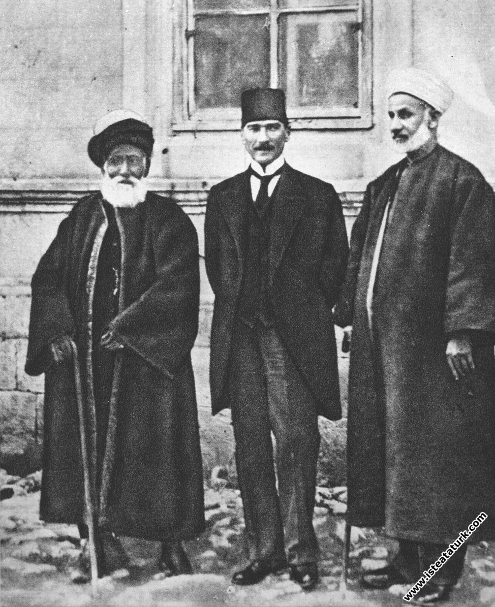 Mustafa Kemal, Sivas Kadısı Hasbi Efendi ve Şeyh Fevzi Efendilerle. (04.09.1919)