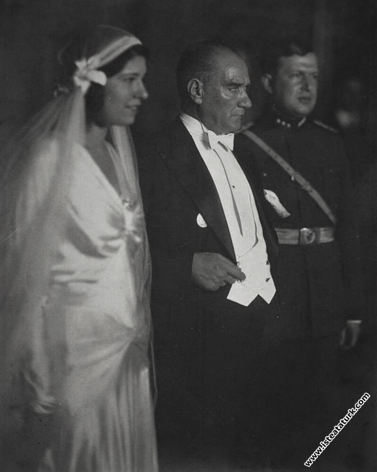 Mustafa Kemal Atatürk, Dolmabahçe Sarayı'nda Fahrettin Altay'ın kızı Hayrunnisa Hanım'ın nikah töreninde. (29.09.1932) 