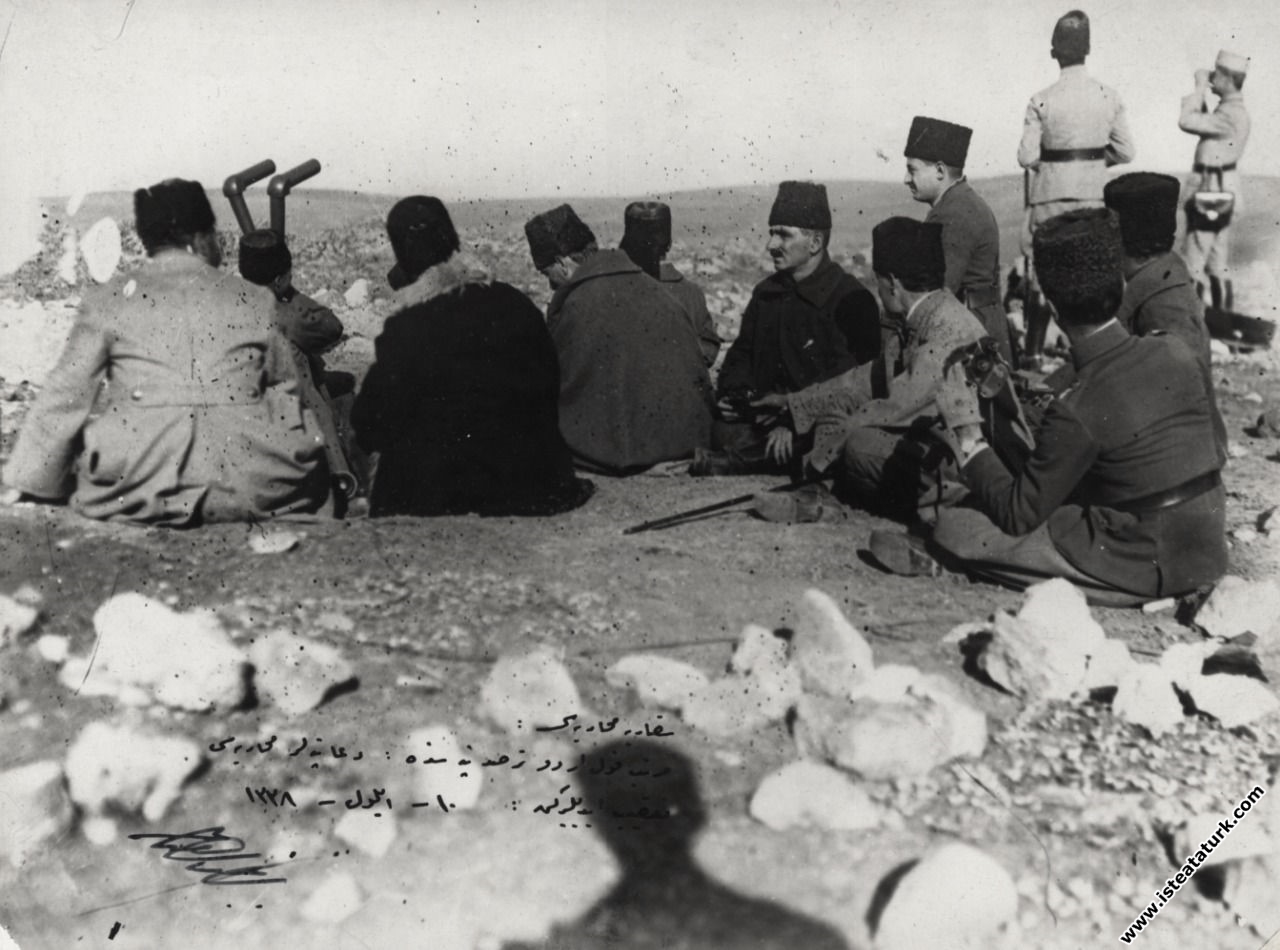 Sakarya Meydan Savaşı’nda Duatepe'de komutanlarla Kartaldağı Muharebesini yönetirken, maiyeti ile birlikte. (10.09.1921)